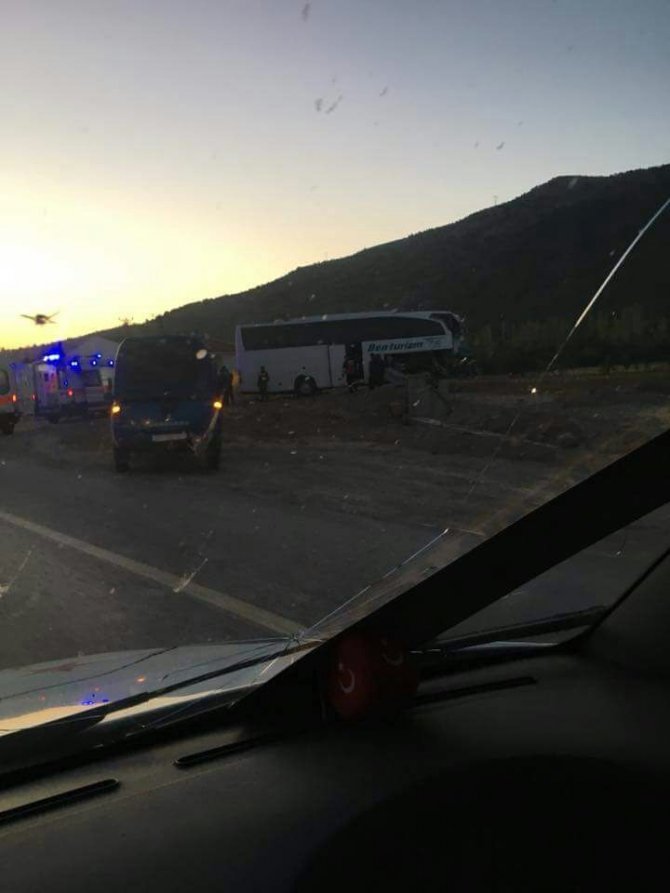 Afyonkarahisar’da tur otobüsü ile tır çarpıştı: 20’den fazla yaralı var