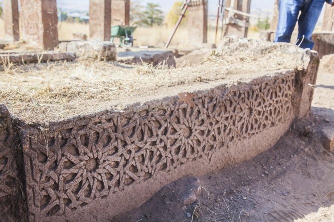 Selçuklu Mezarlığında ilk kez görülen motifler dikkat çekti