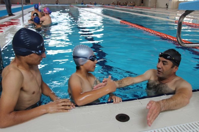 Polisten engelli çocuklara işaret diliyle yüzme eğitimi