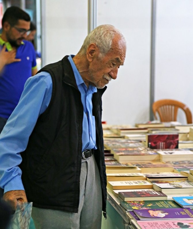 Büyükşehir Belediyesi’nin düzenlediği 1. Kayseri Kitap Fuarı birbirinden ünlü yazarların katılımıyla devam ediyor