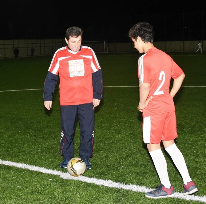 Çanakkale Valisi Tavlı, Diyarbakır’dan gelen öğrencilerle maç yaptı