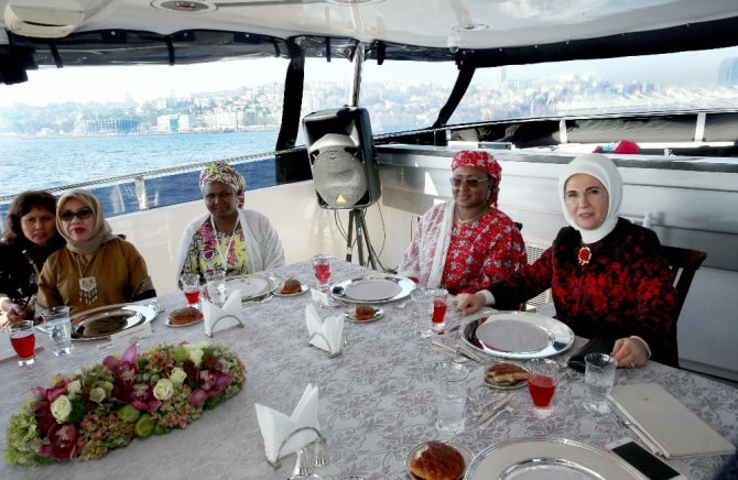 Emine Erdoğan, D-8 Zirvesi’ne katılan liderlerin eşlerini teknede ağırladı
