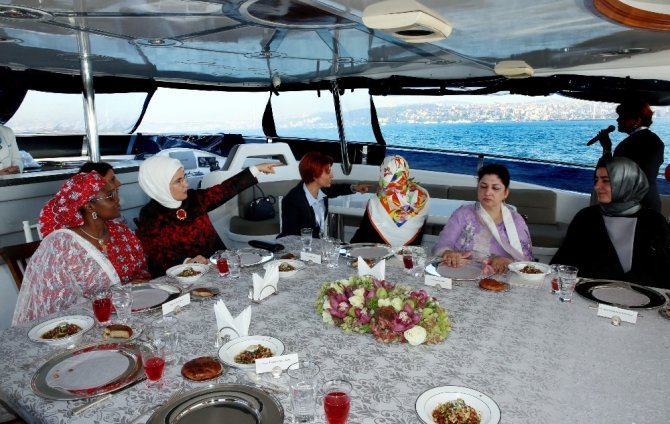 Emine Erdoğan, D-8 Zirvesi’ne katılan liderlerin eşlerini teknede ağırladı