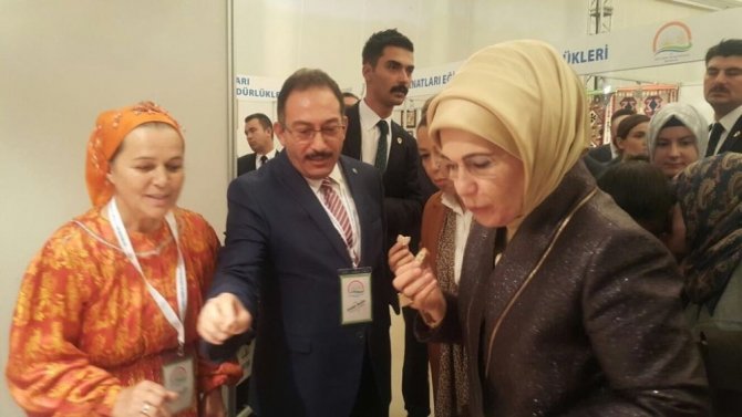 Cumhurbaşkanı Recep Tayyip Erdoğan’ın eşinden Bilecik standına ziyaret