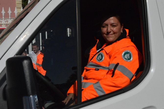 Edirne’nin ilk kadın ambulans şoförü direksiyona geçti