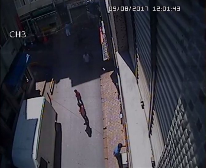 Fatih’te güpegündüz bir eve giren hırsızın rahat tavırları kamerada