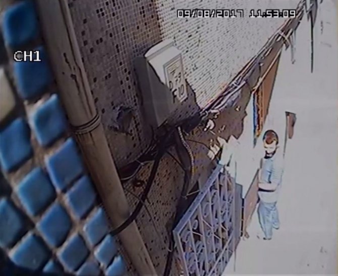 Fatih’te güpegündüz bir eve giren hırsızın rahat tavırları kamerada