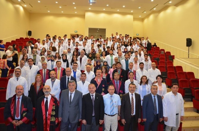 HRÜ’de doktor adayları beyaz önlük giydi