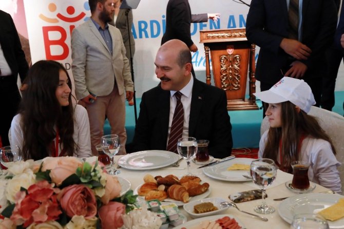 Bakan Soylu Mardin’den gelen çocuklarla buluştu