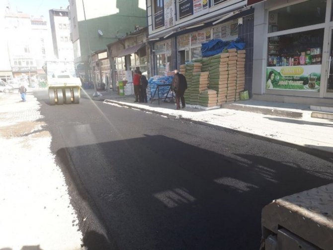 Kars Belediyesi’nin yol ve kaldırım çalışmaları devam ediyor