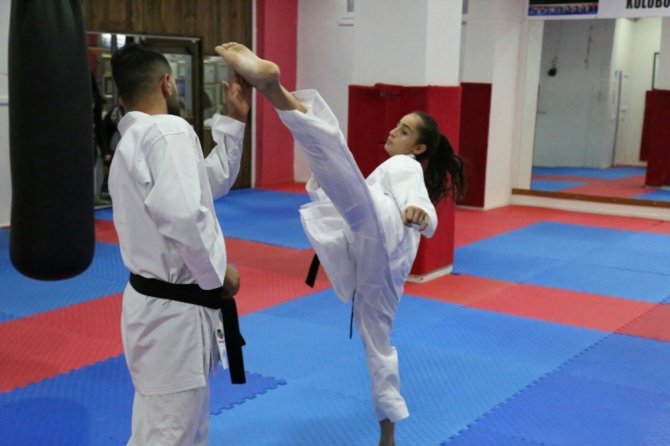 Diyarbakır’ın en iyi karatecisi 13 yaşındaki Sena oldu