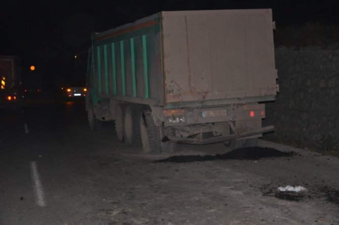 Hafif ticari araç kömür yüklü kamyonun altına girdi: 1 ağır yaralı