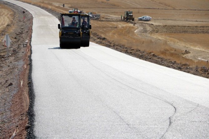 Yozgat’ta köy yolları sıcak asfaltla buluştu