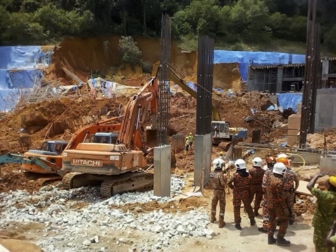 Malezya’da toprak kayması, 15 kişi toprak altında