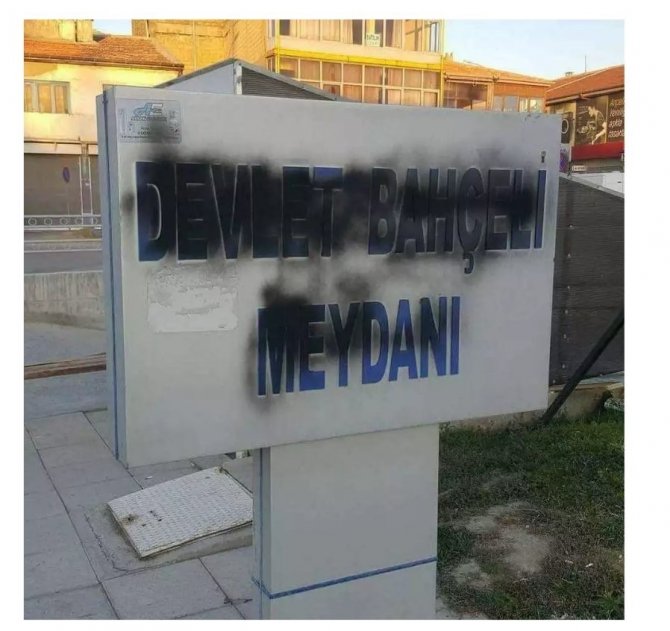 AK Partili belediye siyaha boyanan ’Devlet Bahçeli Meydanı’ tabelasını yeniledi