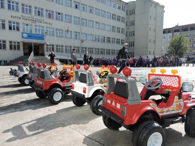 Rize polisinden çocuklara akülü araçla trafik eğitimi