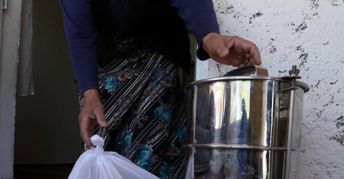 Sapanca Belediyesi maddi durumu iyi olmayanlara yardım eli uzatıyor