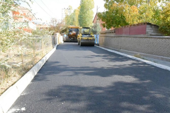 İpekyolu Belediyesi’nin yeni yol ve asfalt çalışmaları devam ediyor
