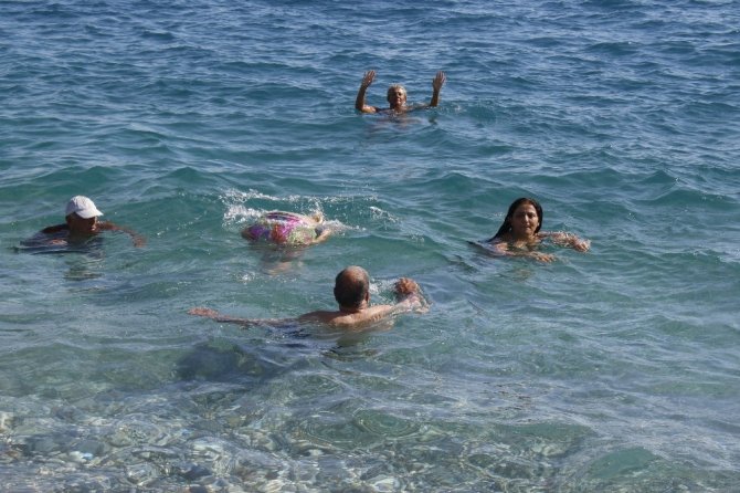 Antalya’da Ekim ayı sonunda deniz keyfi