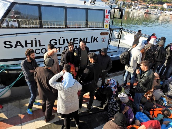İzmir’de 98 kaçak göçmen kurtarıldı