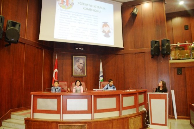 İzmit Belediyesi Meclisi çocuklar için açıldı