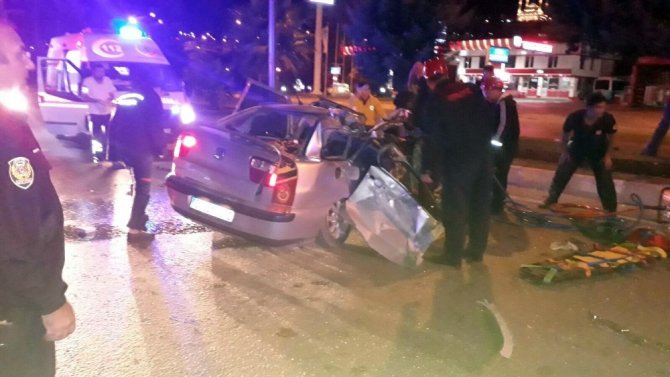 Otomobil tıra çarptı: 2 ölü, 2 ağır yaralı