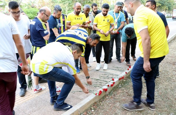 Fenerbahçeli taraftarlardan Mersin’deki bombalı saldırı yerine karanfil