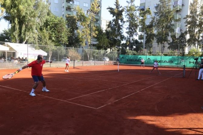 Mezitli’de tenisçiler dostluk maçında bir araya geldi