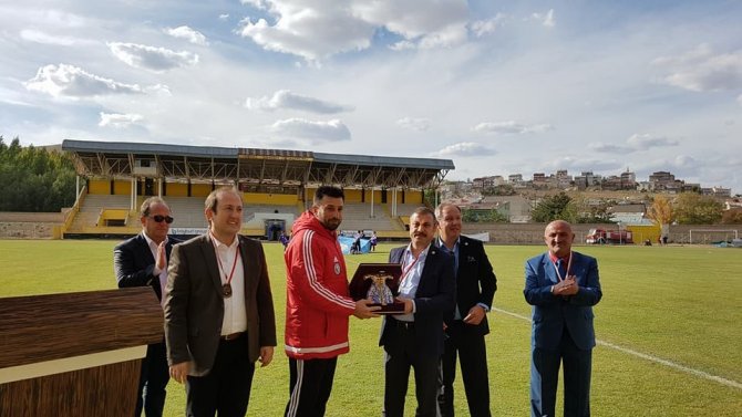 Veteran futbolcular Arakanlı Müslümanlar için sahaya çıktı