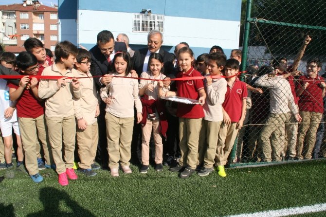Ahmet Taner Kışlalı Ortaokuluna halı saha