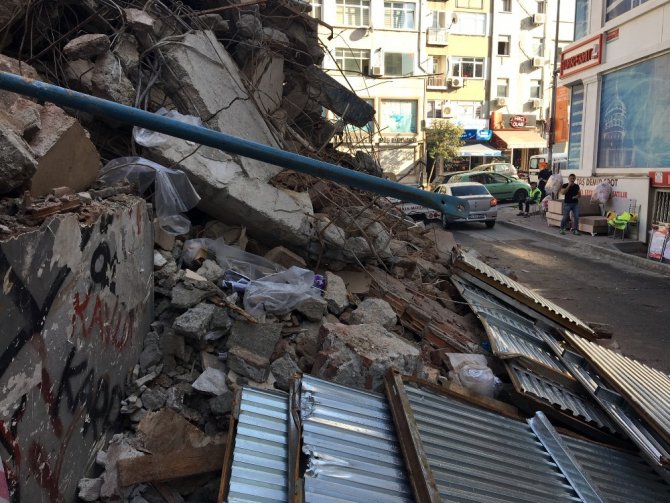 Fatih’te yıkımı devam eden bina tehlike saçıyor