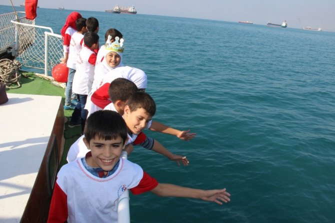 Suriyeli yetim ve öksüzlere tekne gezisi