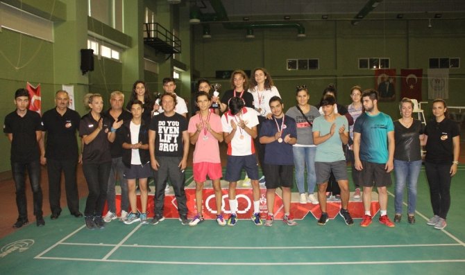 Cumhuriyet Bayramı 19 Yaşaltı Badminton Müsabakaları sona erdi