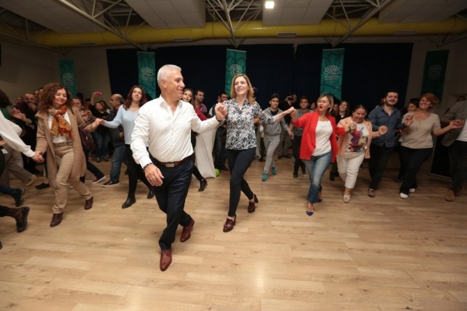 Nilüfer Halk Dansları Topluluğu yeni sezona “merhaba” dedi