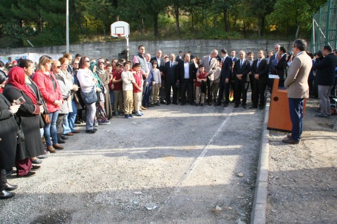 Ahmet Taner Kışlalı Ortaokuluna halı saha