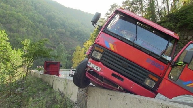 Artvin’de virajı alamayan tır yol kenarındaki bariyer duvarına çıktı