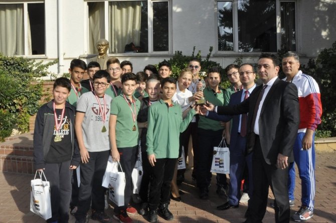 GKV’li Cumhuriyet Kupasının şampiyonlarına ödül yağdı