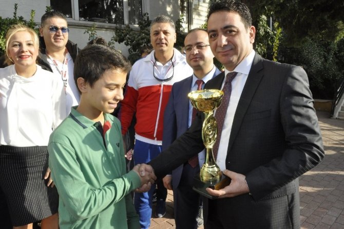 GKV’li Cumhuriyet Kupasının şampiyonlarına ödül yağdı