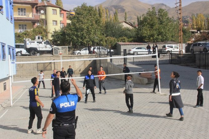 Hakkarili gençlerle polislerin voleybol maçı keyfi