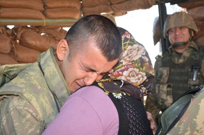 Sınırda nöbet tutan askerle ailesinin duygulandıran buluşması