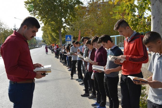 4 bin 200 öğrenci ile okuma zinciri
