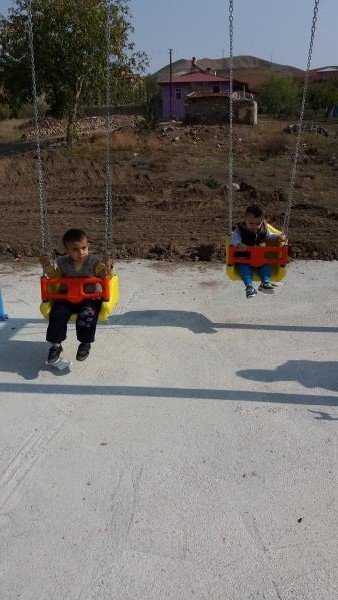 Tuzluca Belediyesinden çocuklar için yeni oyun parkları