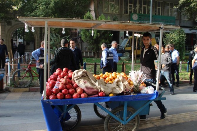 Zabıtaya kızan seyyar satıcı, arabasını yakmaya kalktı