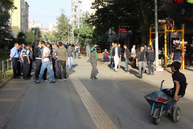 Zabıtaya kızan seyyar satıcı, arabasını yakmaya kalktı