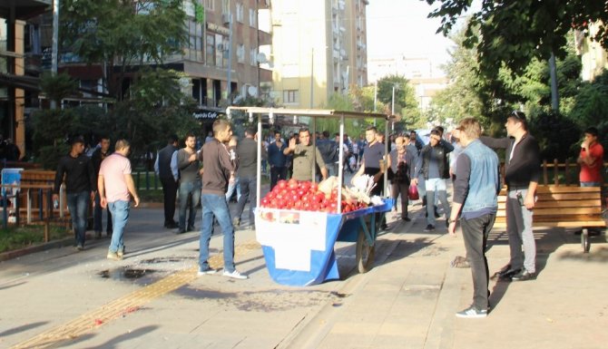 Zabıtaya kızan seyyar satıcı, arabasını yakmaya kalktı