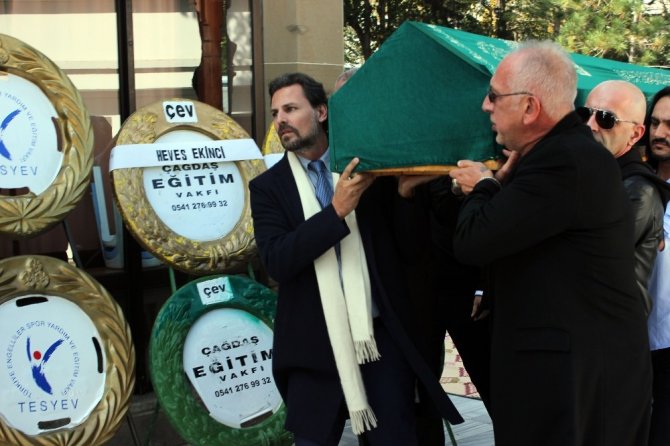 Eski Türkiye güzeli Manolya Onur son yolculuğuna uğurlandı