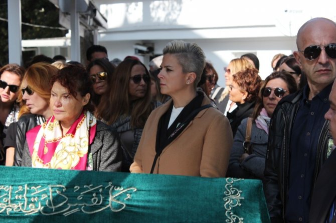 Eski Türkiye güzeli Manolya Onur son yolculuğuna uğurlandı