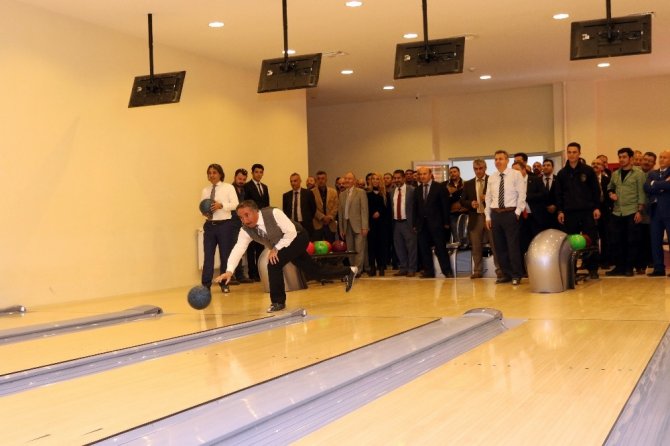 AİÇÜ’de yarı olimpik kapalı yüzme havuzu ve bowling salonu açıldı