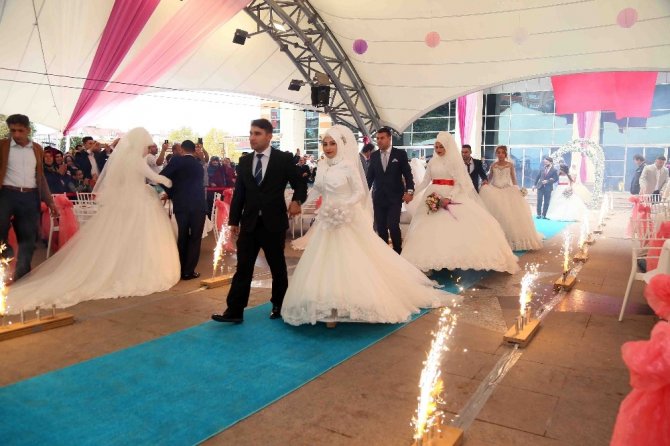 25 çift aynı anda mutluluğa "evet" dedi