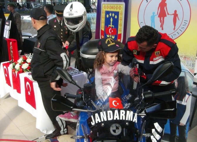 Muğla İl Jandarma Komutanlığı’ndan 29 Ekim anısına karakalem ve ahşap oyma sergisi